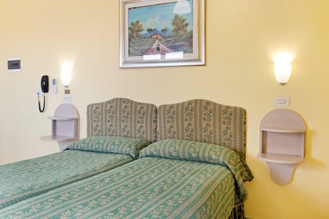 Premium bedding, in-room safe, desk, blackout drapes