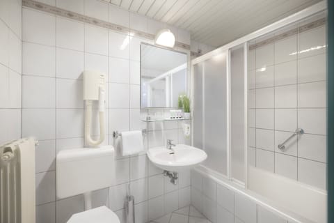 Bathtub, free toiletries, hair dryer, towels