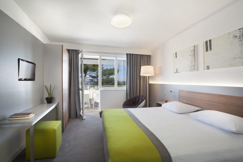 Romantic Suite | Minibar, desk, blackout drapes, free cribs/infant beds