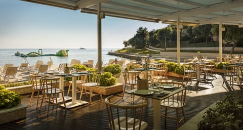 3 restaurants; breakfast, lunch, and dinner served