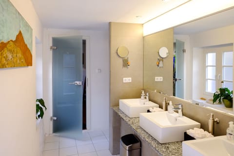 Quadruple Room | Bathroom | Shower, hair dryer, towels, soap
