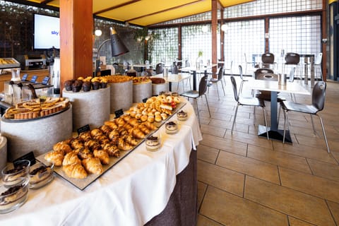 Daily buffet breakfast for a fee