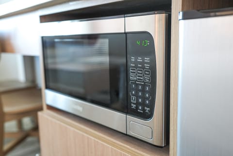 Combined shower/tub, free toiletries, hair dryer, towels