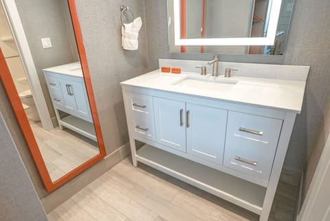 Combined shower/tub, free toiletries, hair dryer, towels