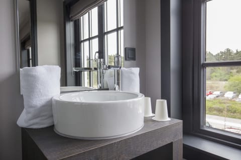 Comfort Double Room | Desk, iron/ironing board, cribs/infant beds, rollaway beds