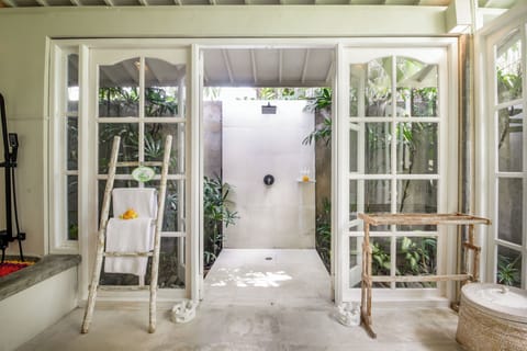 Deluxe Villa, 2 Bedrooms, Private Pool | Bathroom | Separate tub and shower, deep soaking tub, rainfall showerhead