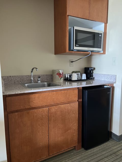 Suite, 1 King Bed, Non Smoking (1 Bedroom) | Premium bedding, pillowtop beds, in-room safe, desk