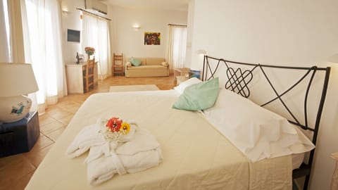 Junior Suite | Minibar, in-room safe, individually furnished, desk