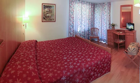 Double Room | Desk, cribs/infant beds, free WiFi, bed sheets