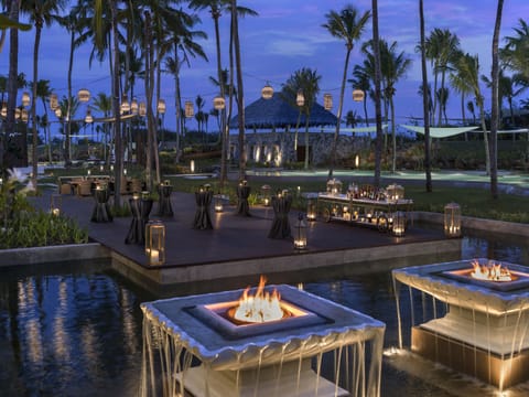 2 bars/lounges, 2 poolside bars