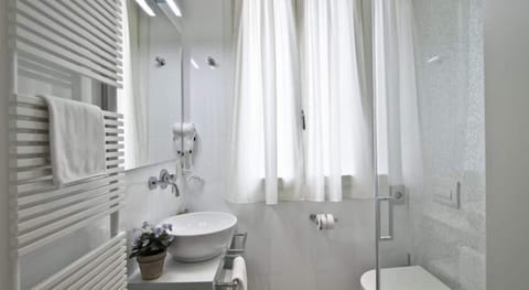 Superior Double Room | Bathroom | Shower, free toiletries, hair dryer, towels