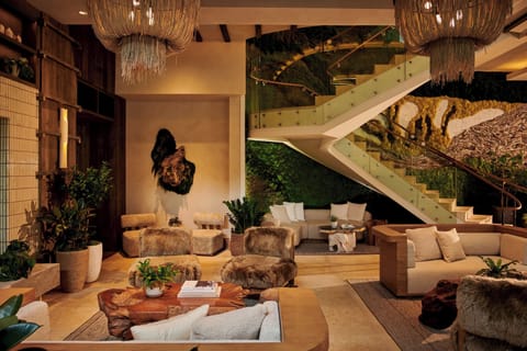2 bars/lounges
