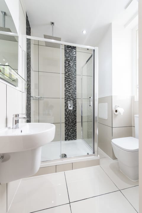 Double Room, 1 Double Bed, Non Smoking | Bathroom | Shower, free toiletries, hair dryer, towels