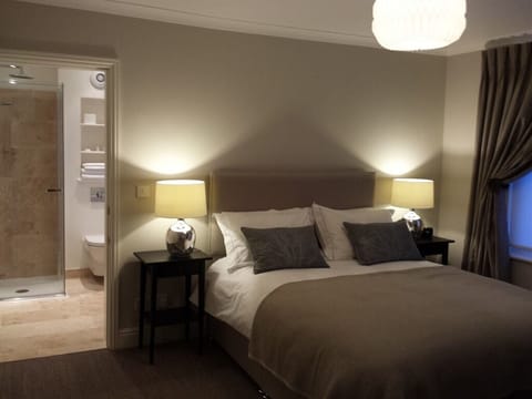 Classic Double Room, Ensuite (Allen) | 1 bedroom, WiFi