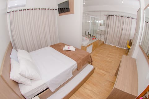 Quarto Duplo Deluxe com Banheira  | Individually decorated, blackout drapes, free WiFi, bed sheets