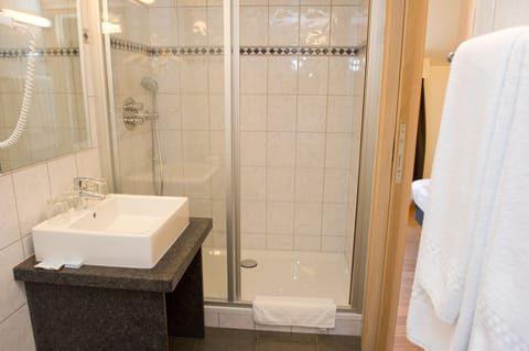 Comfort Triple Room | Bathroom | Shower, rainfall showerhead, free toiletries, hair dryer