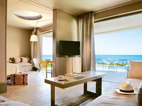 Deluxe Suites, Private Pool - Seafront | Premium bedding, in-room safe, desk, soundproofing