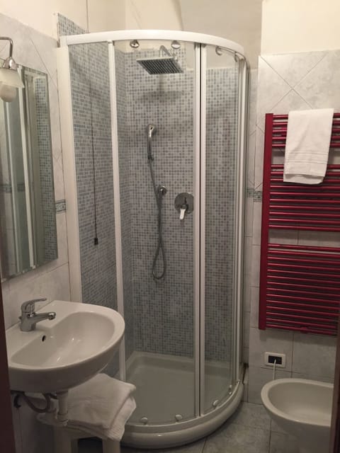 Standard Single Room | Bathroom | Shower, free toiletries, hair dryer, bidet