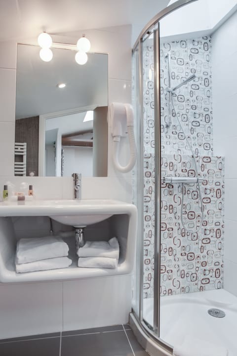 Superior Double or Twin Room | Bathroom | Free toiletries, hair dryer, towels