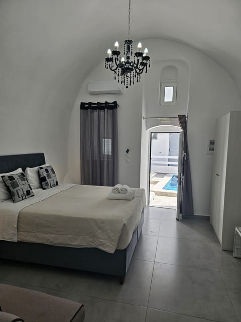 Superior Double Room (Cave Pool View) | Soundproofing, iron/ironing board, free WiFi, bed sheets