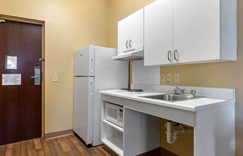 Studio, 1 Queen Bed, Accessible, Non Smoking | Desk, free WiFi, bed sheets