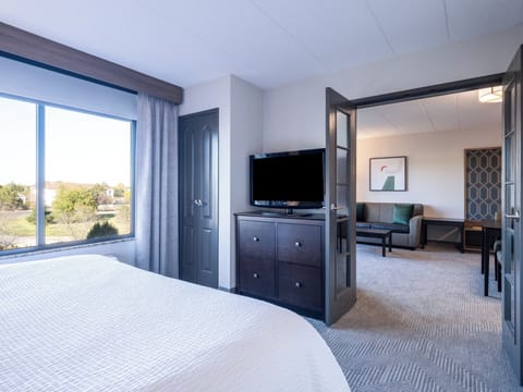 Premium bedding, in-room safe, desk, iron/ironing board