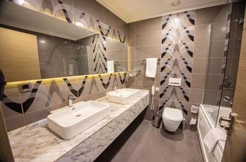 Business Double or Twin Room | Bathroom | Shower, free toiletries, hair dryer, bathrobes