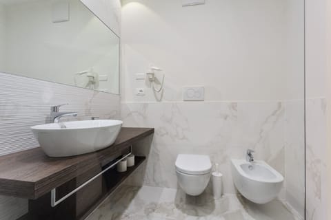 Comfort Double Room | Bathroom | Shower, hair dryer, bidet, towels