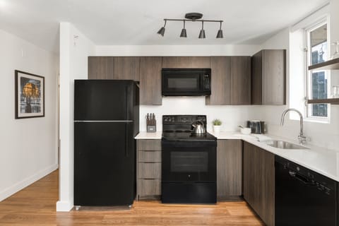 Full-size fridge, microwave, oven, stovetop