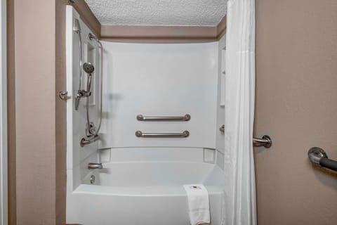 Combined shower/tub, towels, soap