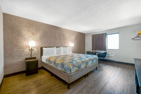 Minibar, desk, laptop workspace, blackout drapes