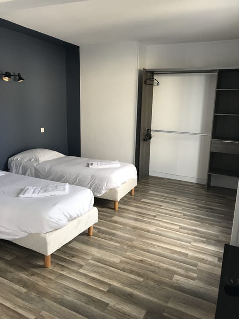 Premium bedding, desk, iron/ironing board, cribs/infant beds