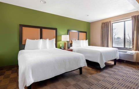 Deluxe Studio, Multiple Beds, Non Smoking | Desk, iron/ironing board, WiFi (free), bed sheets