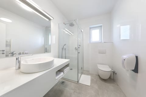 Comfort Double Room, Partial Sea View | Bathroom | Shower, free toiletries, hair dryer, towels