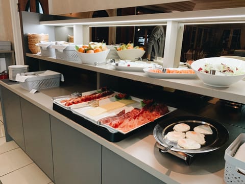 Free daily buffet breakfast