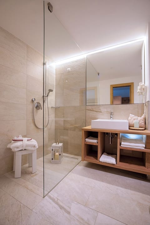 Superior Triple Room | Bathroom | Hair dryer, bidet, towels