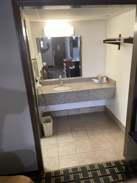 Basic Single Room | Bathroom | Deep soaking tub, towels
