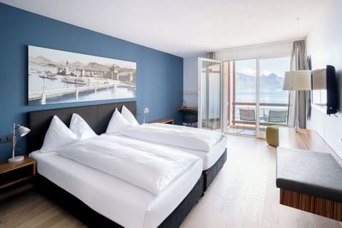 Double Room, Balcony, Lake View | Minibar, in-room safe, free WiFi, bed sheets