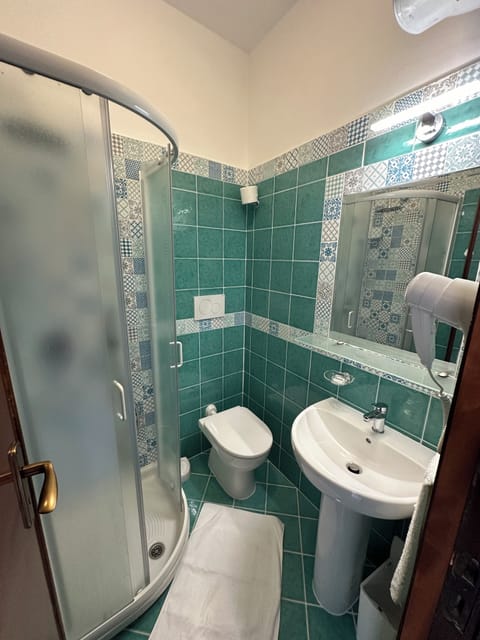 Standard Single Room, Sea View | Bathroom | Free toiletries, hair dryer, bidet, towels