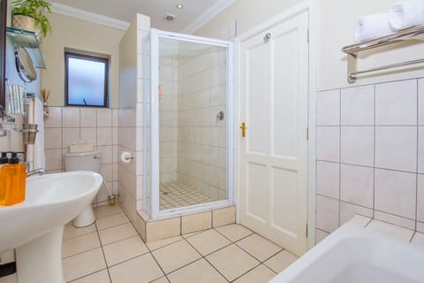 Executive Suite | Bathroom | Separate tub and shower, free toiletries, hair dryer, towels