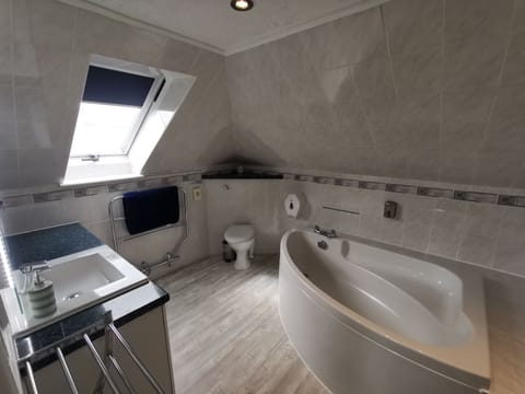 Standard Double Room, Ensuite | Bathroom | Bathrobes, slippers