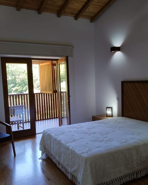 Comfort Room | Desk, laptop workspace, free WiFi, bed sheets