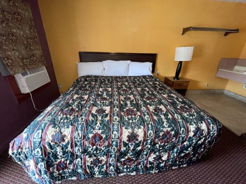 Basic Room, 1 King Bed | Bed sheets