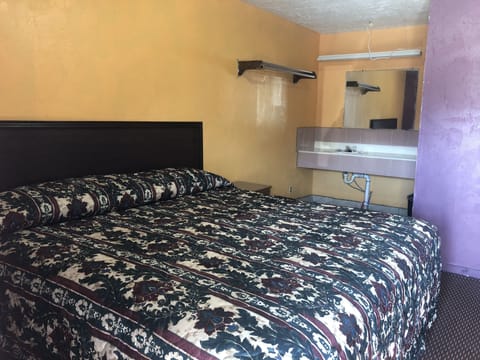 Basic Room, 1 King Bed | Bed sheets