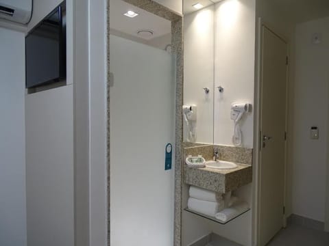 Shower, free toiletries, hair dryer, bidet