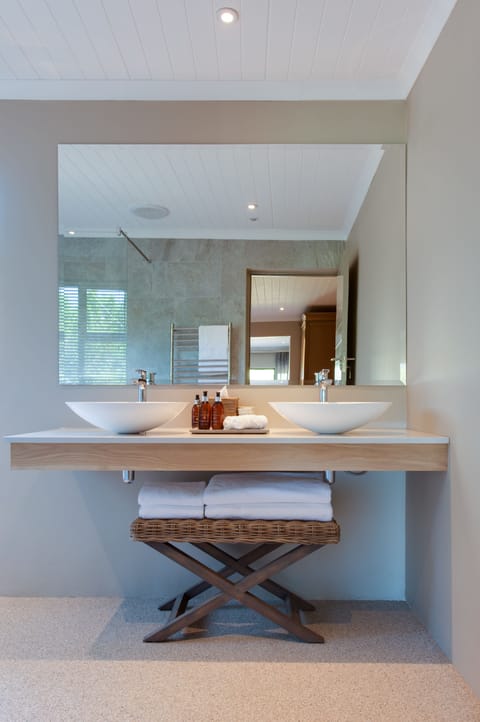 Luxury Suite, 2 Bedrooms | Bathroom sink