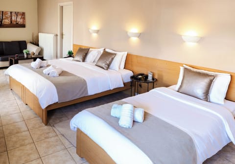 Comfort Triple Room, 3 Twin Beds | In-room safe, desk, blackout drapes, iron/ironing board