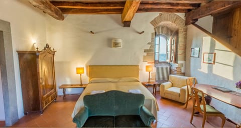 Hypo-allergenic bedding, free minibar, desk, laptop workspace