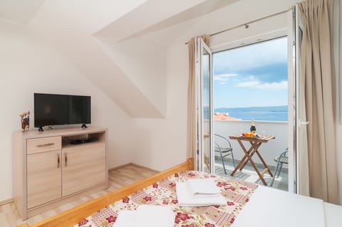 Soundproofing, rollaway beds, free WiFi