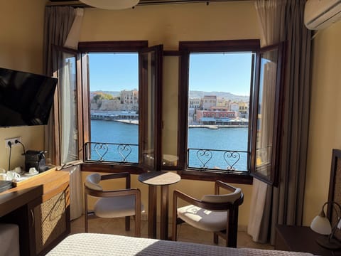 Superior Double Room, Sea View | Individually decorated, individually furnished, desk, laptop workspace